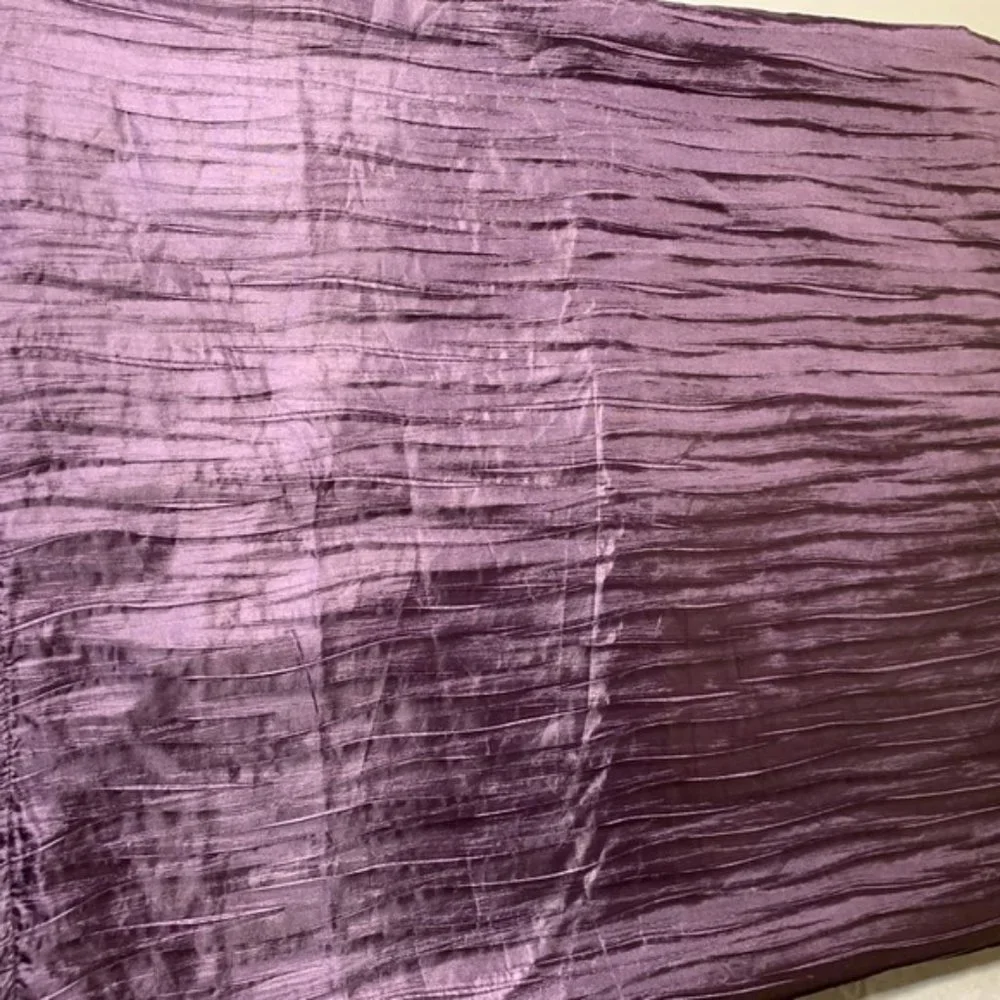 EUC Shower Curtain: Fully Lined, Hidden Rod Pockets, Horizontal Pintucking